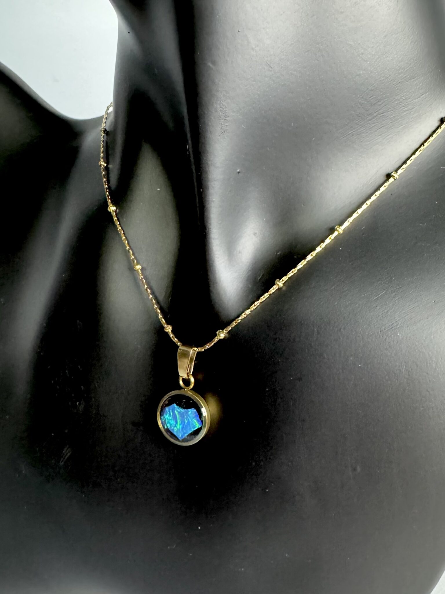 Vergoldeter Kettenanhänger mit funkendem Opal in Epoxit mit einer vergoldeten Halskette. *10