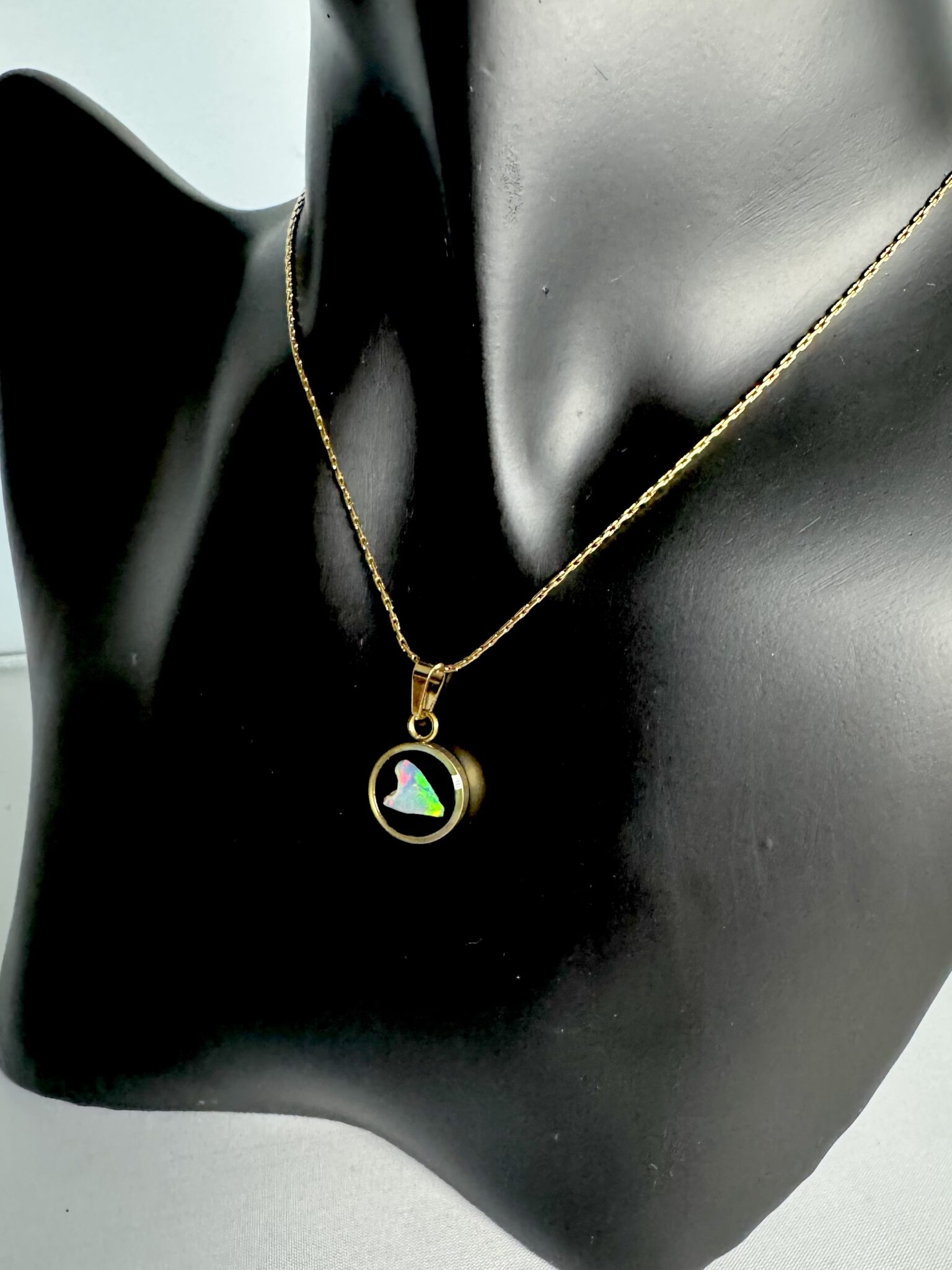 Vergoldeter Edelstahl Anhänger mit Opal in Epoxit und vergoldeter Kette *2