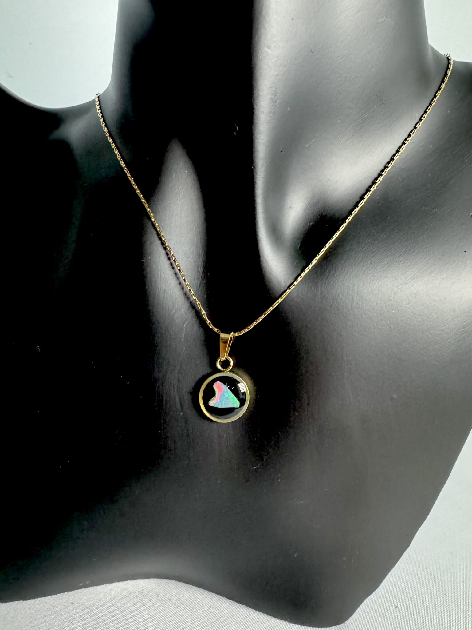 Vergoldeter Edelstahl Anhänger mit Opal in Epoxit und vergoldeter Kette *2