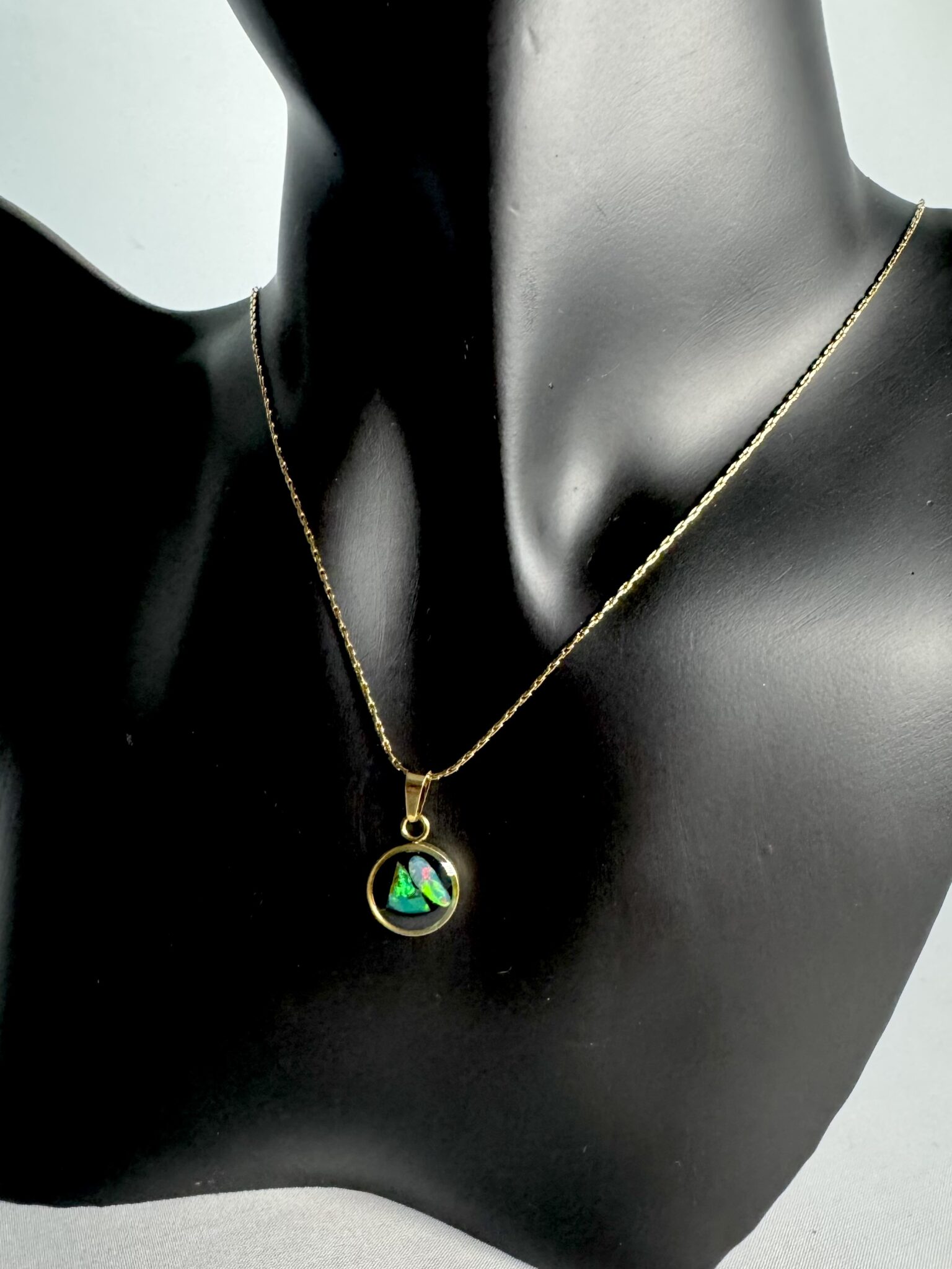 Vergoldeter Edelstahl Anhänger mit Opal in Epoxit und vergoldeter Kette *3