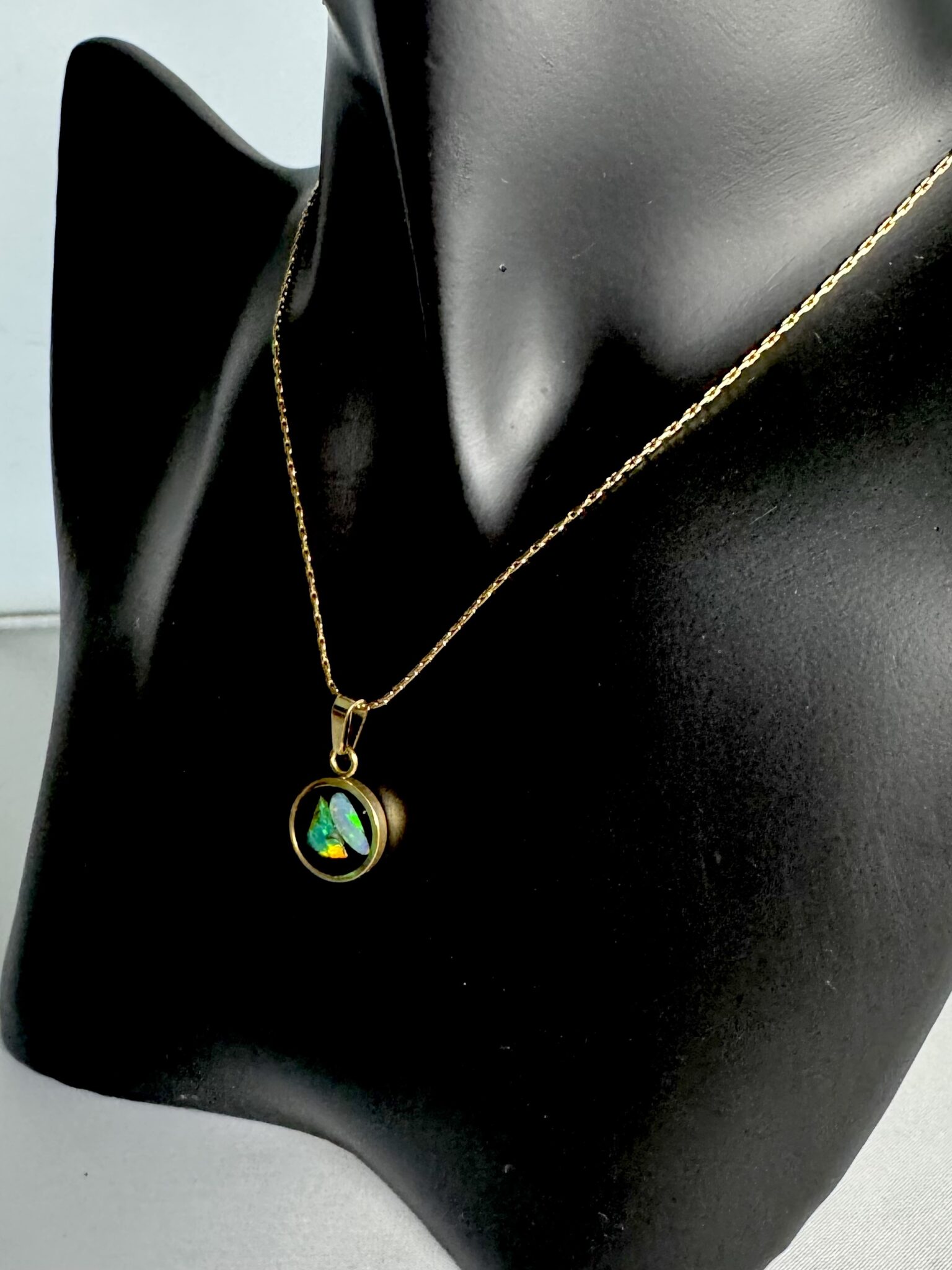 Vergoldeter Edelstahl Anhänger mit Opal in Epoxit und vergoldeter Kette *3