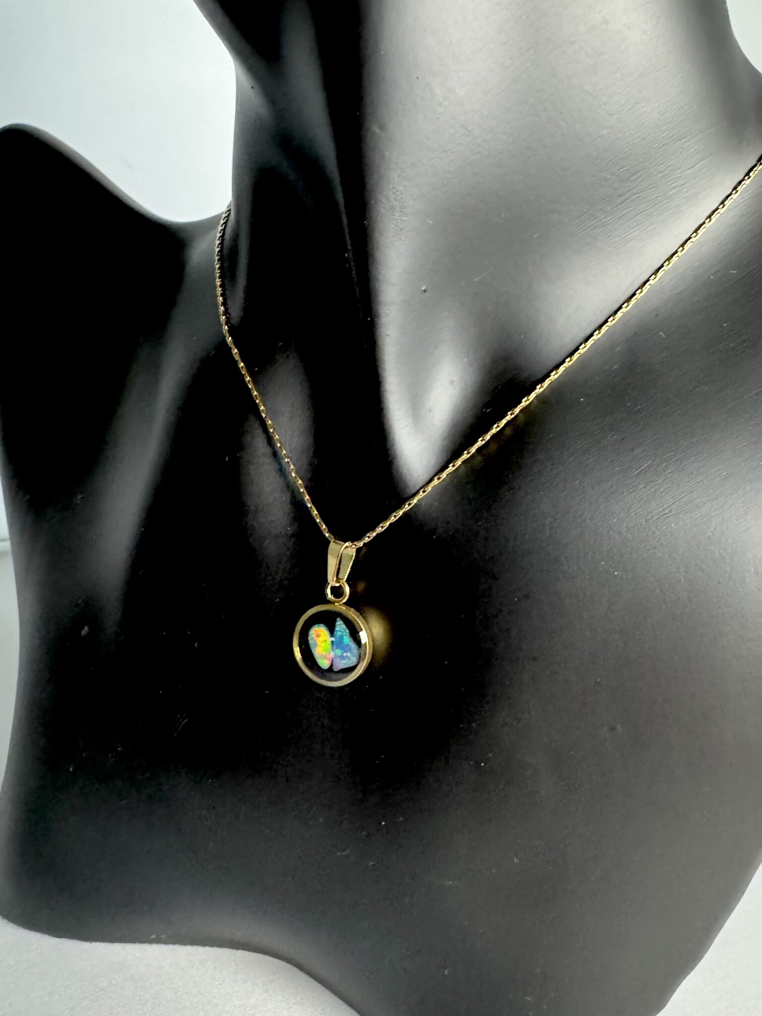 Vergoldeter Schöner kleiner Kettenanhänger mit funkendem Opal in Epoxit mit einer vergoldeten Halskette. *5