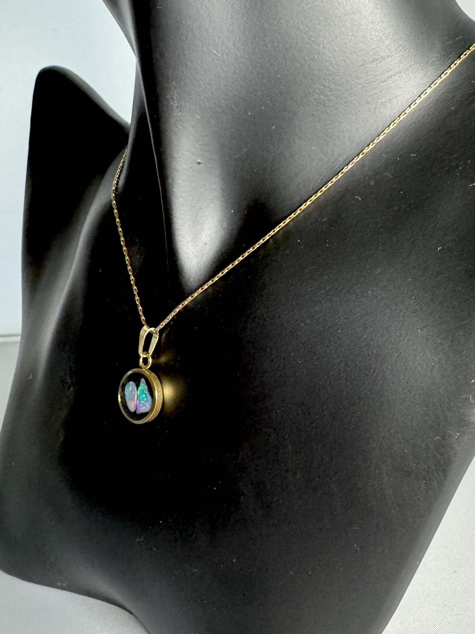 Vergoldeter Schöner kleiner Kettenanhänger mit funkendem Opal in Epoxit mit einer vergoldeten Halskette. *5