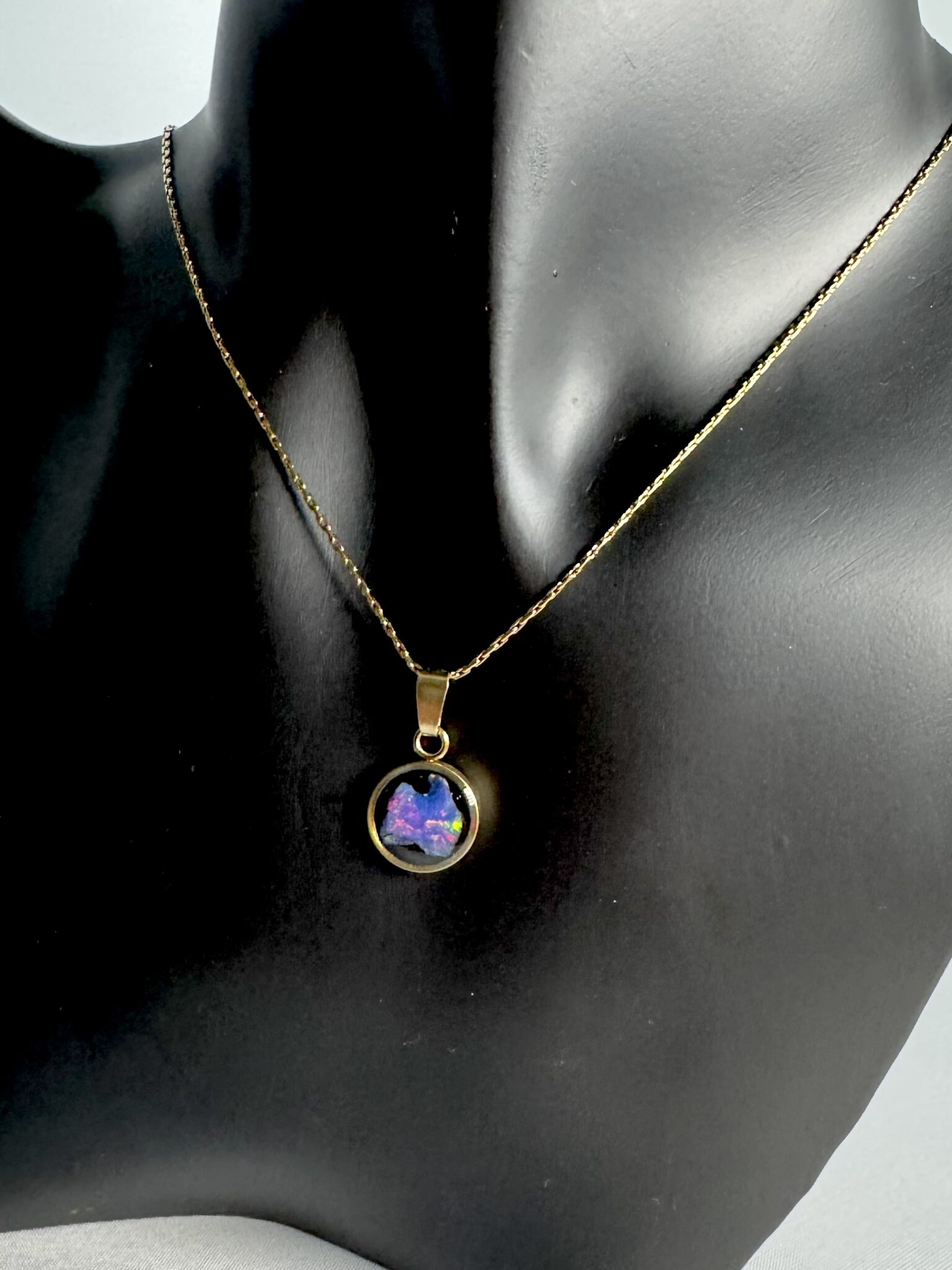 Vergoldeter Kettenanhänger mit funkendem Opal in Epoxit mit einer vergoldeten Halskette. *7
