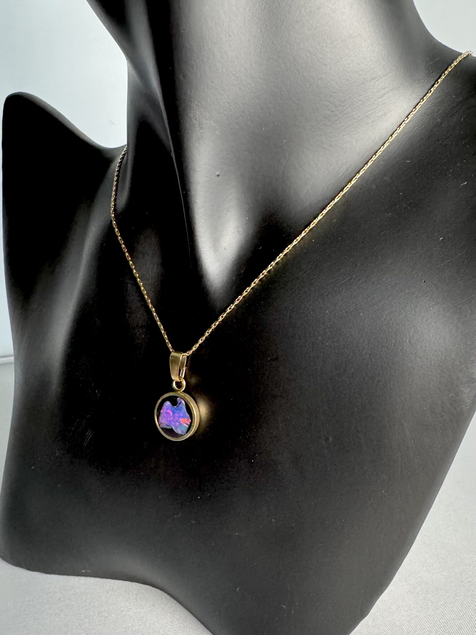 Vergoldeter Kettenanhänger mit funkendem Opal in Epoxit mit einer vergoldeten Halskette. *7