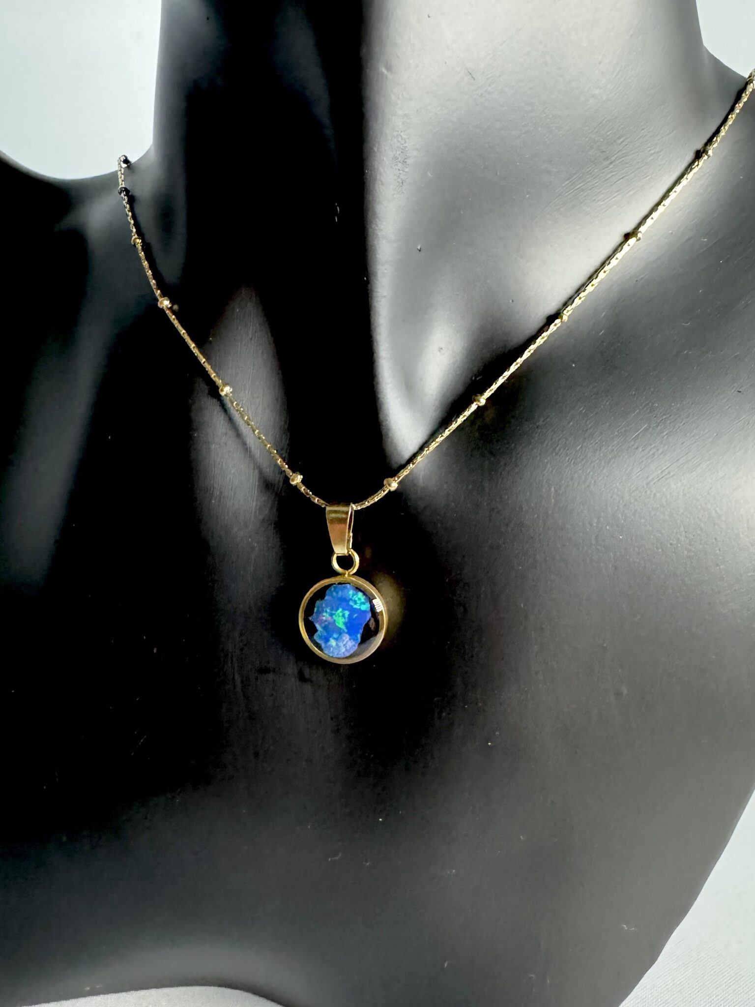 Vergoldeter Kettenanhänger mit funkendem Opal in Epoxit mit einer vergoldeten Halskette. *8