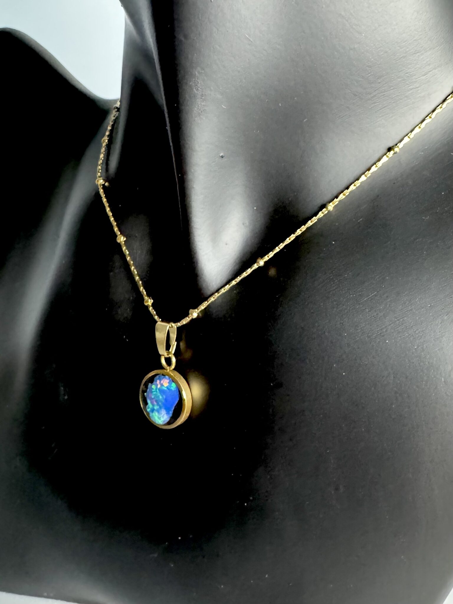 Vergoldeter Kettenanhänger mit funkendem Opal in Epoxit mit einer vergoldeten Halskette. *8