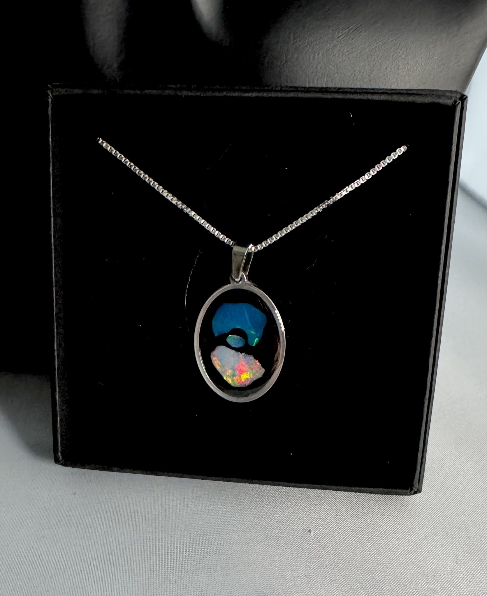 Außergewöhnlich schöner Opal Anhänger mit einer Edelstahlkette A1