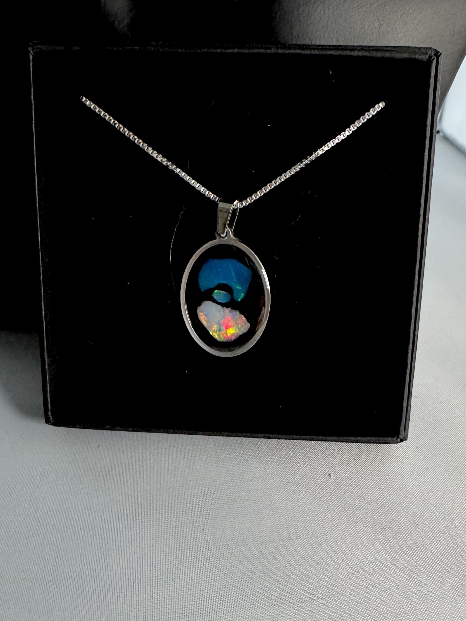 Außergewöhnlich schöner Opal Anhänger mit einer Edelstahlkette A1