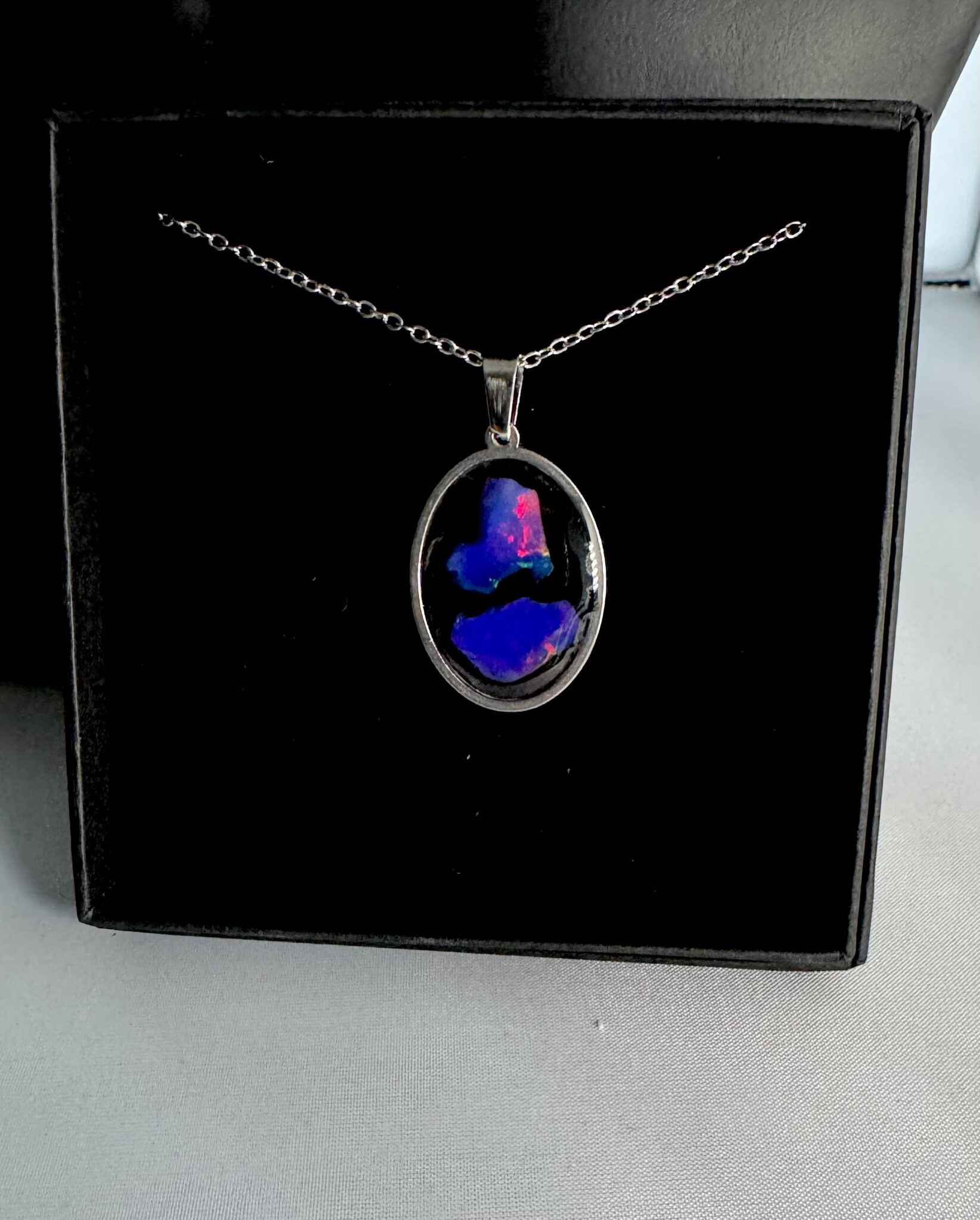 Außergewöhnlich schöner Opal Anhänger mit einer Edelstahlkette A2