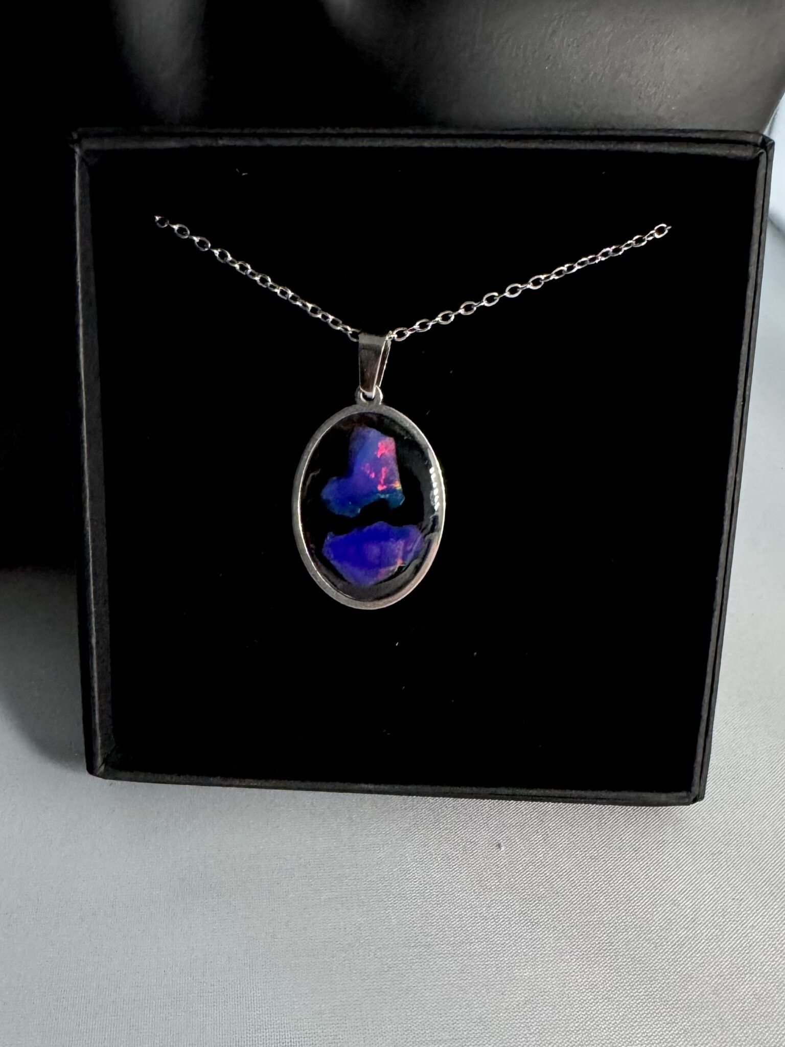 Außergewöhnlich schöner Opal Anhänger mit einer Edelstahlkette A2