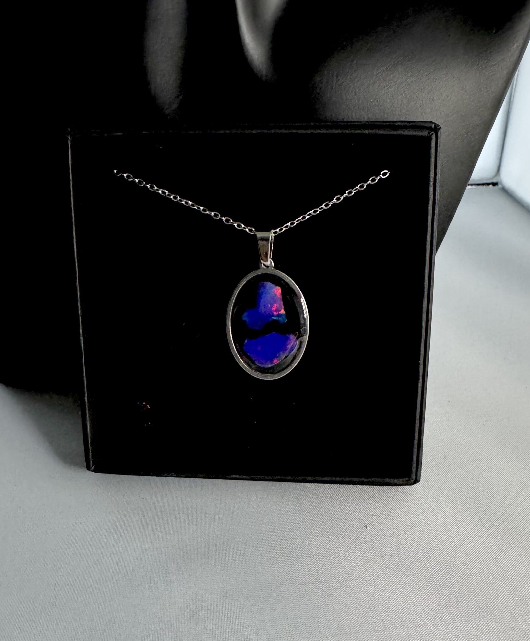 Außergewöhnlich schöner Opal Anhänger mit einer Edelstahlkette A2