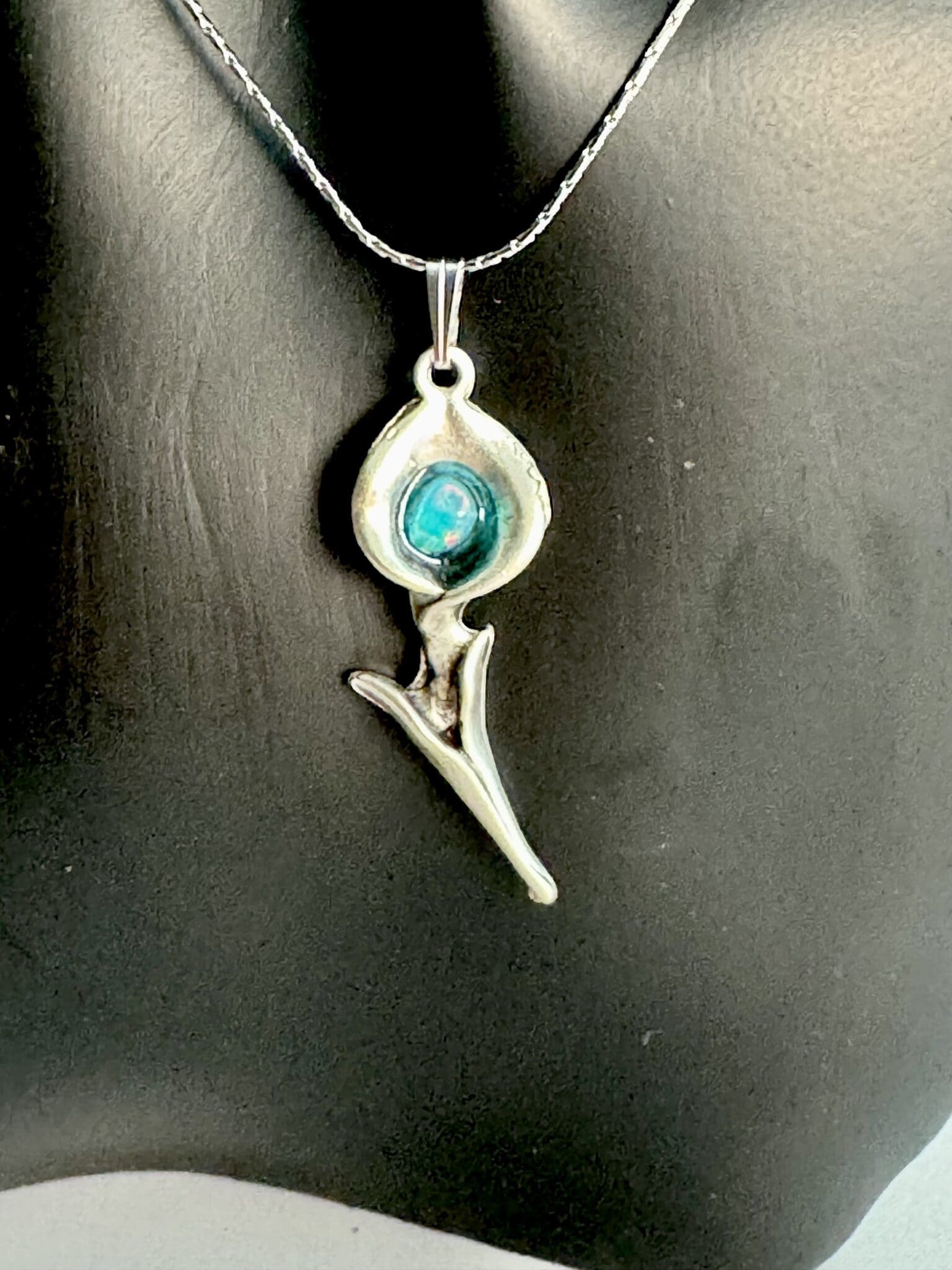 Schöner Blütenanhänger mit Opal in Epoxit und Edelstahlkette-Antik versilbertes Messing Blüte 2