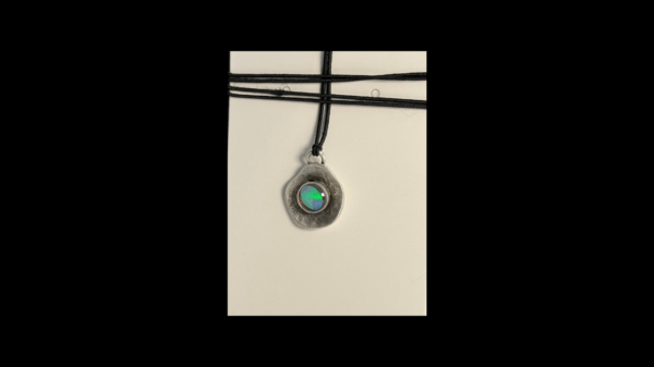Antik versilberter Messing Kettenanhänger mit Opal in Epoxitharz *3