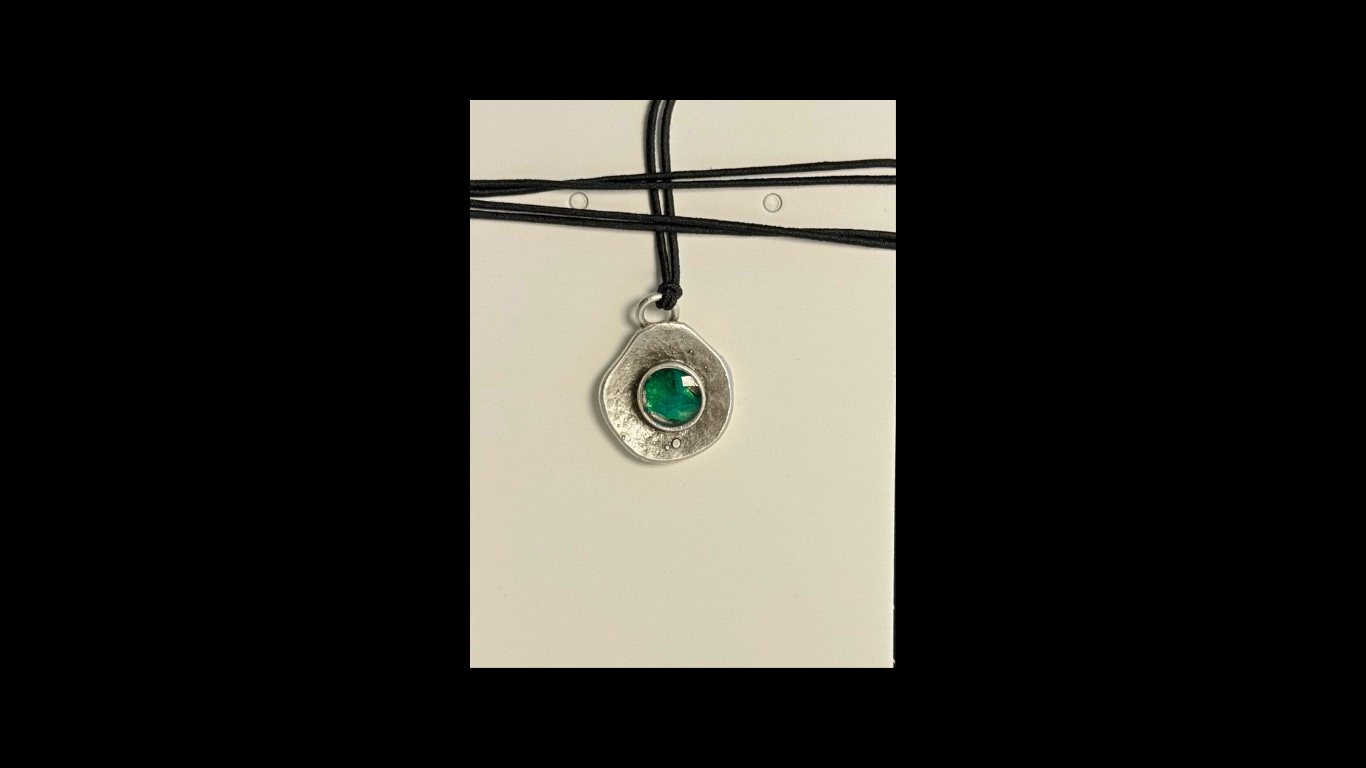 Antik versilberter Messing Kettenanhänger mit Opal in Epoxitharz *4