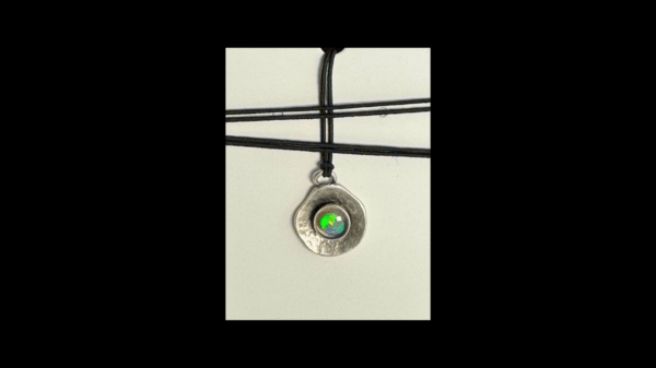 Antik versilberter Messing Kettenanhänger mit Opal in Epoxitharz *5