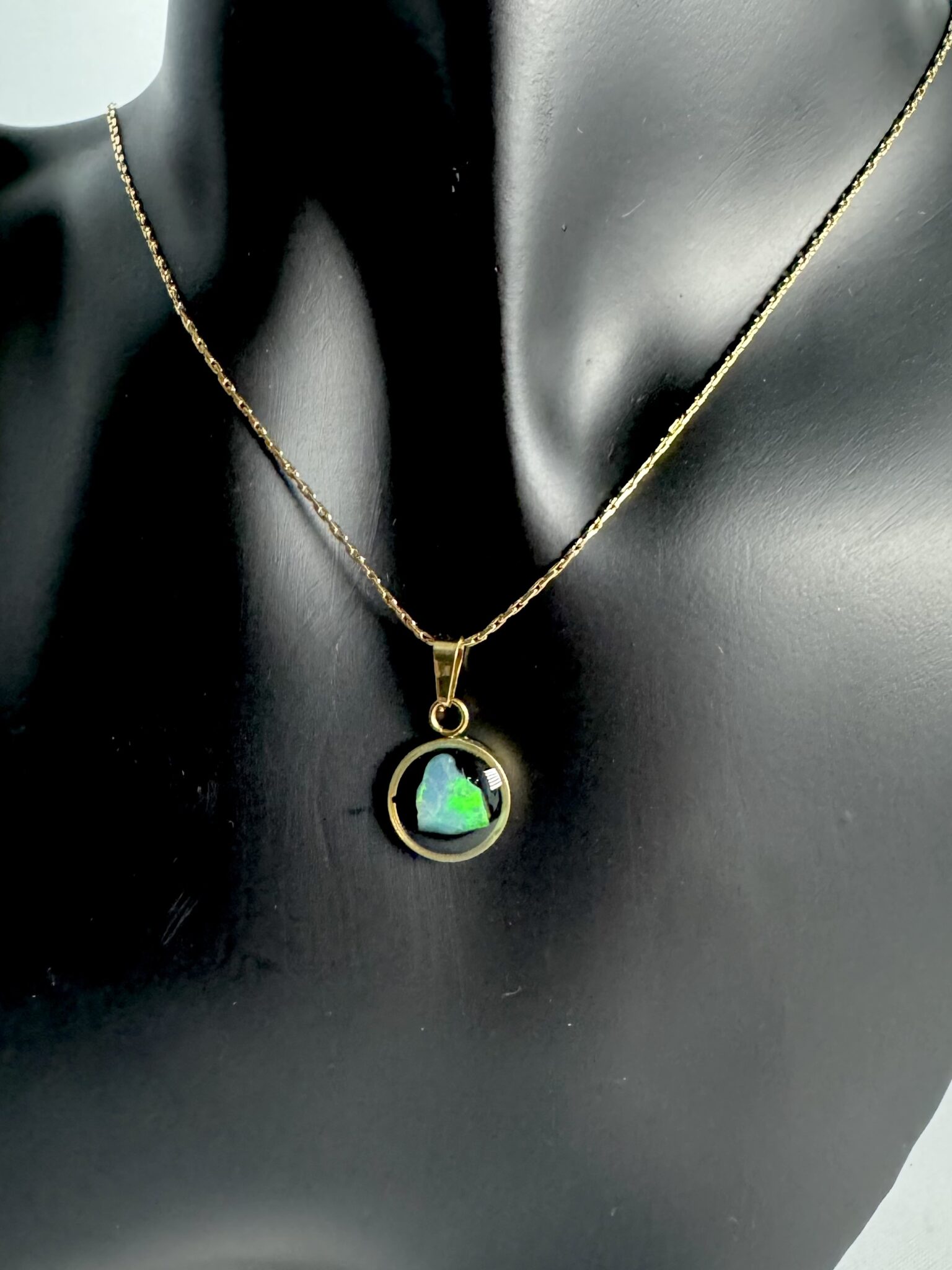 Vergoldeter Edelstahl Anhänger mit Opal in Epoxit und vergoldeter Kette *1