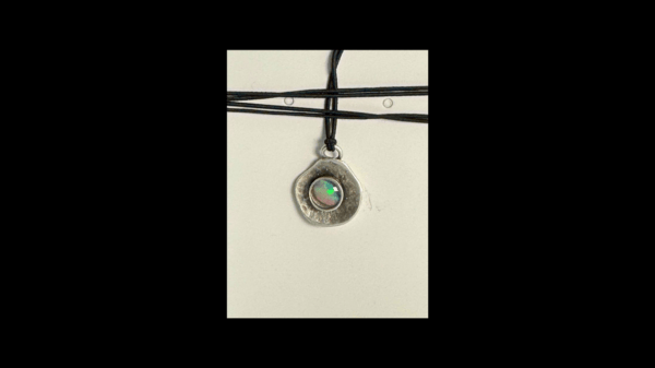 Antik versilberter Messing Kettenanhänger mit Opal in Epoxitharz *2