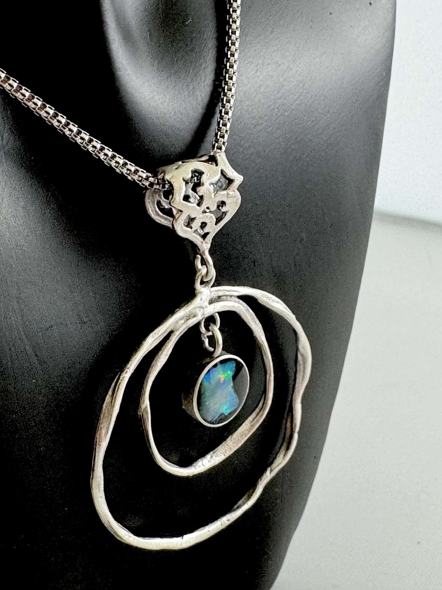 Antik versilberter Messing Kettenanhänger mit Opal in Epoxitharz Spirale *1