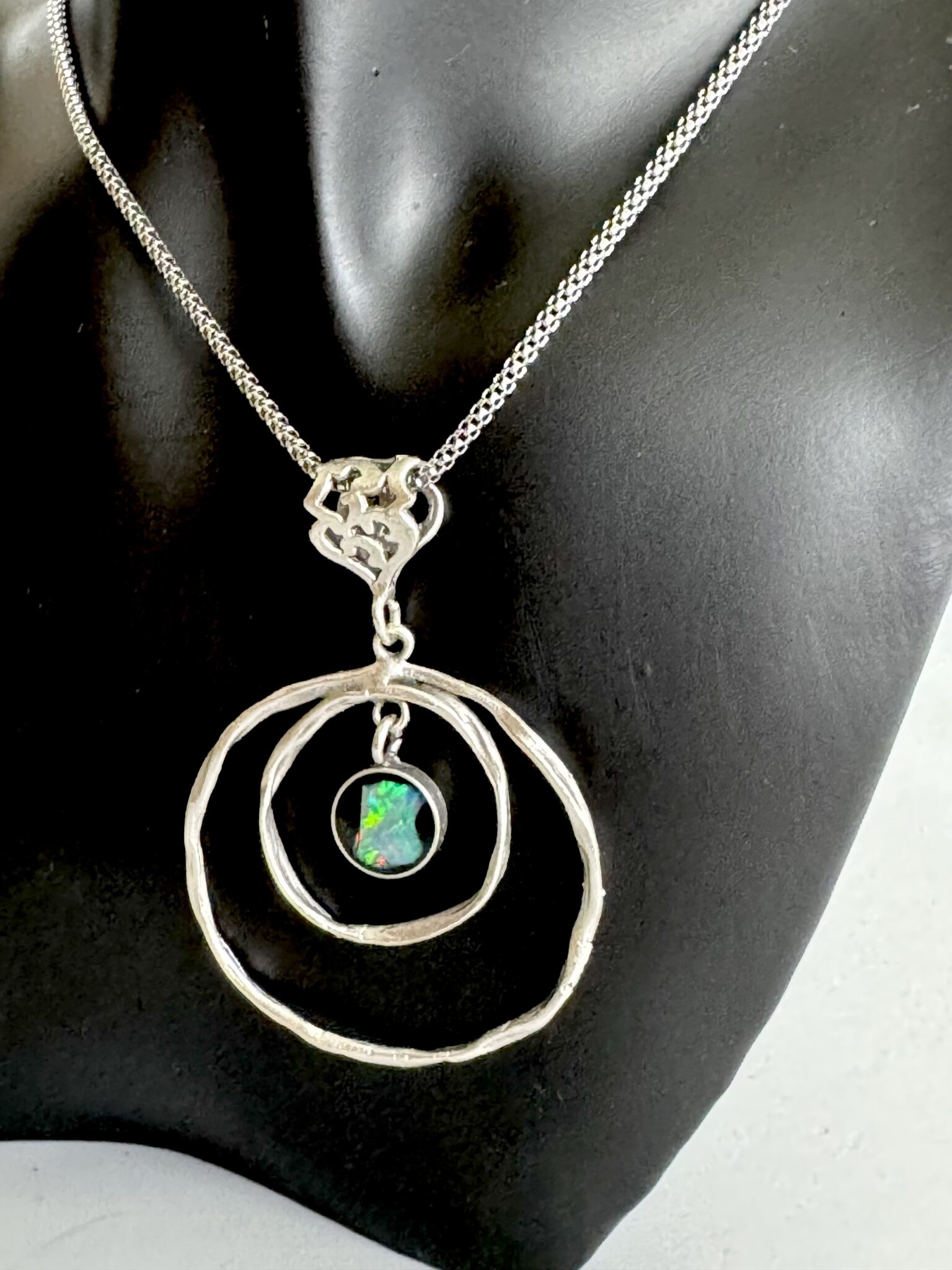 Antik versilberter Messing Kettenanhänger mit Opal in Epoxitharz Spirale *1