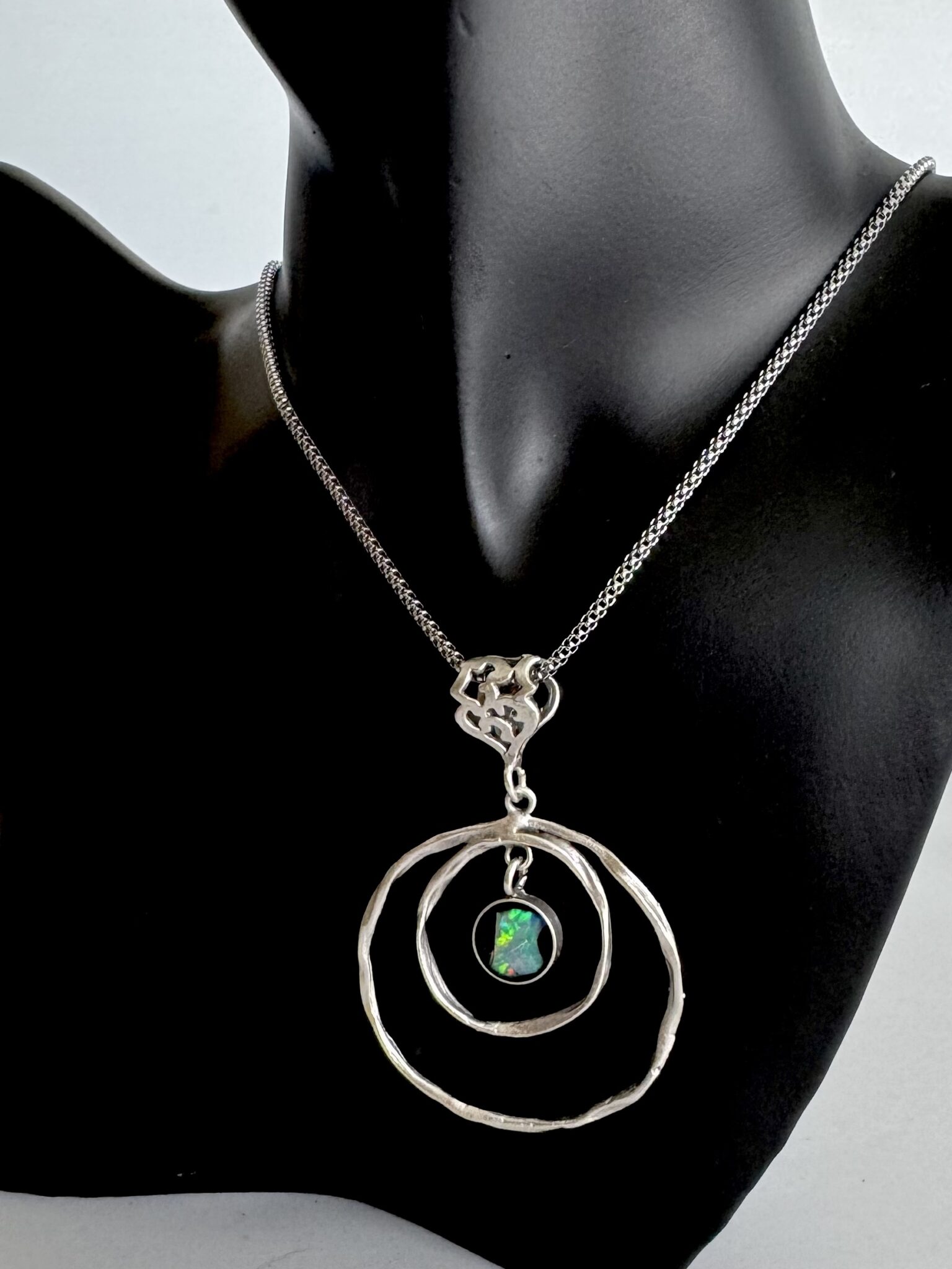 Antik versilberter Messing Kettenanhänger mit Opal in Epoxitharz Spirale *1