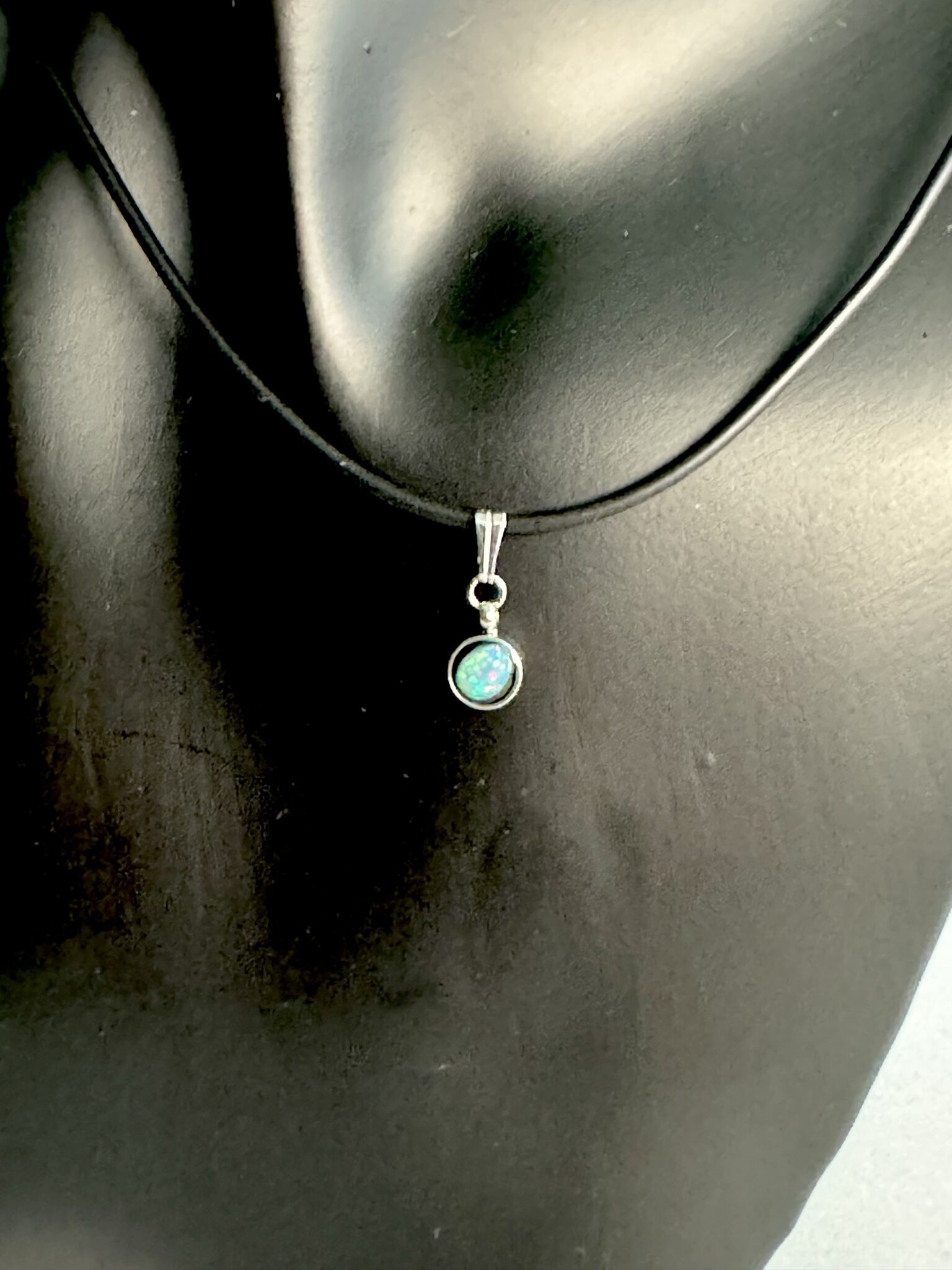 Kleiner Edelstahlanhänger mit Opal und einem schwarzen Kautschukband Edelstahlverschluss*1