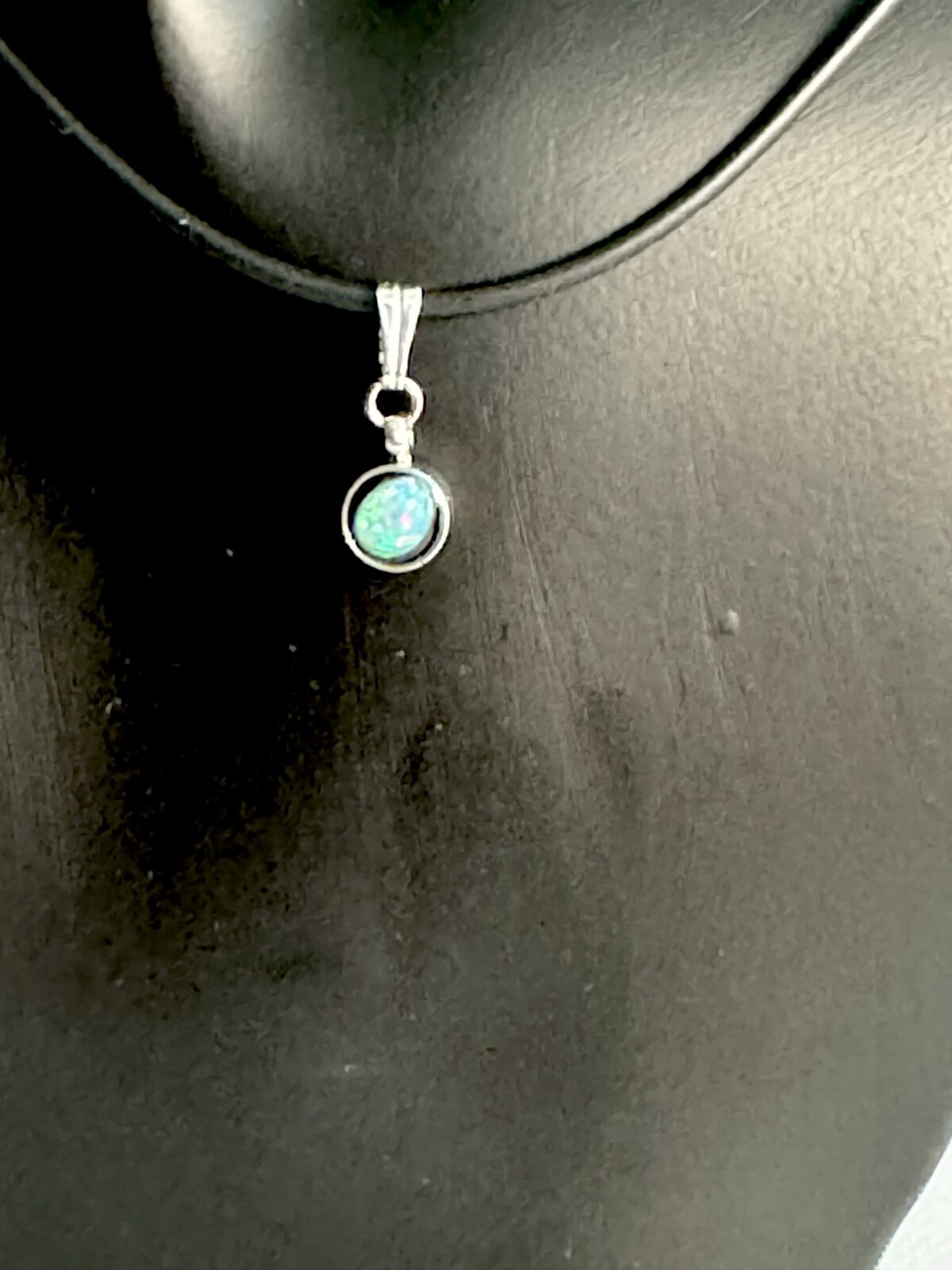 Kleiner Edelstahlanhänger mit Opal und einem schwarzen Kautschukband Edelstahlverschluss*1