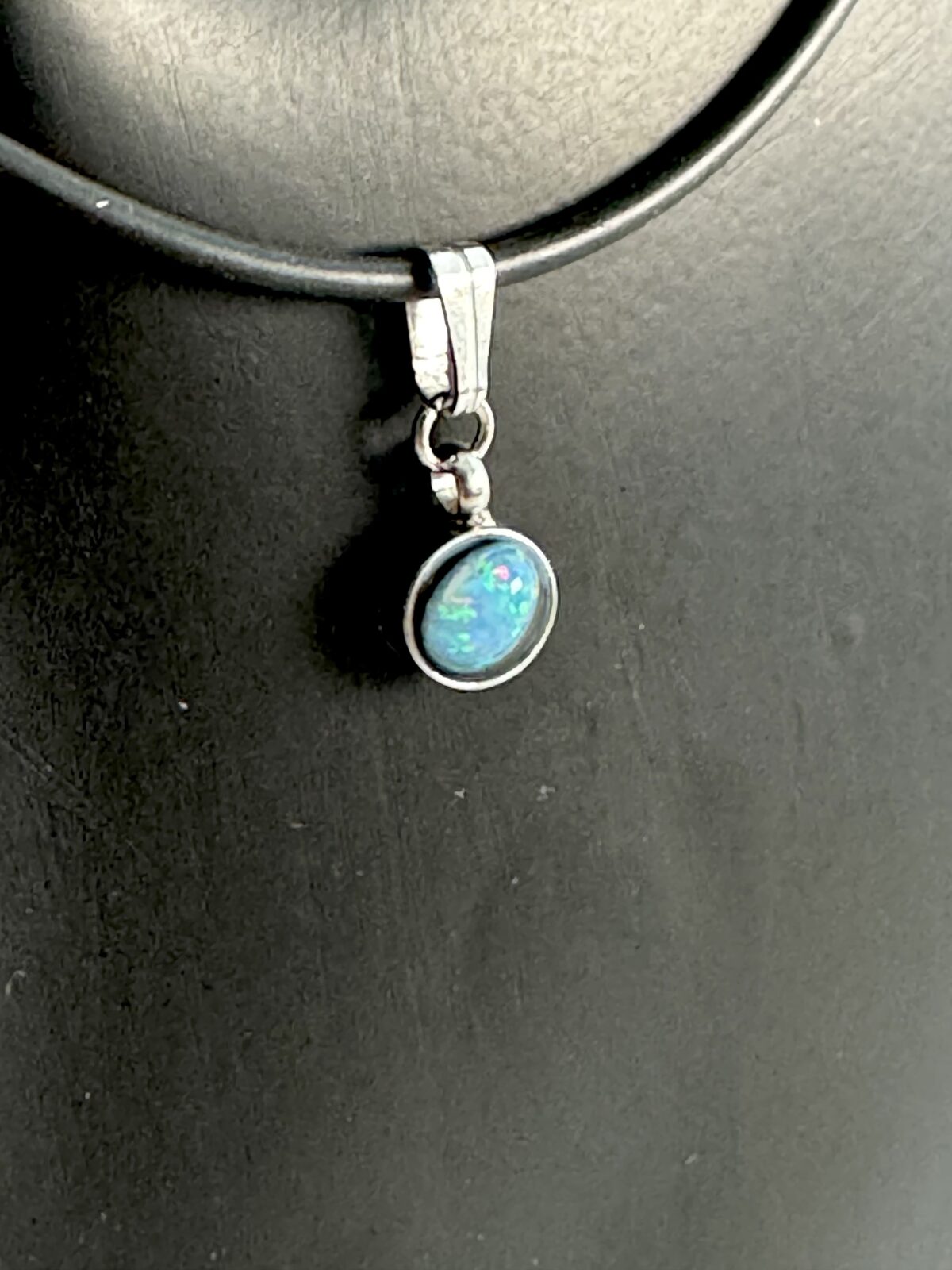 Kleiner Edelstahlanhänger mit Opal und einem schwarzen Kautschukband Edelstahlverschluss*1