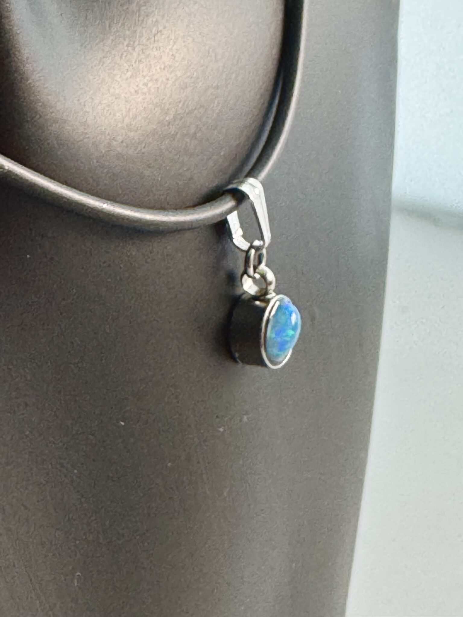 Kleiner Edelstahlanhänger mit Opal und einem schwarzen Kautschukband Edelstahlverschluss*1