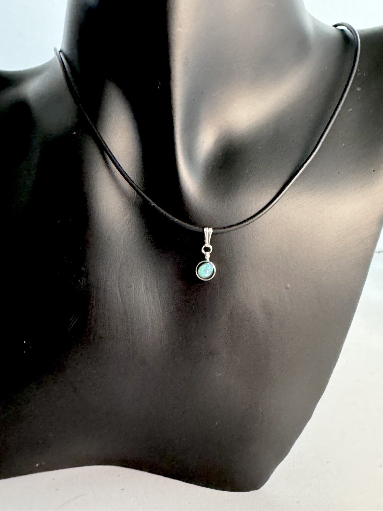 Kleiner Edelstahlanhänger mit Opal und einem schwarzen Kautschukband Edelstahlverschluss *2