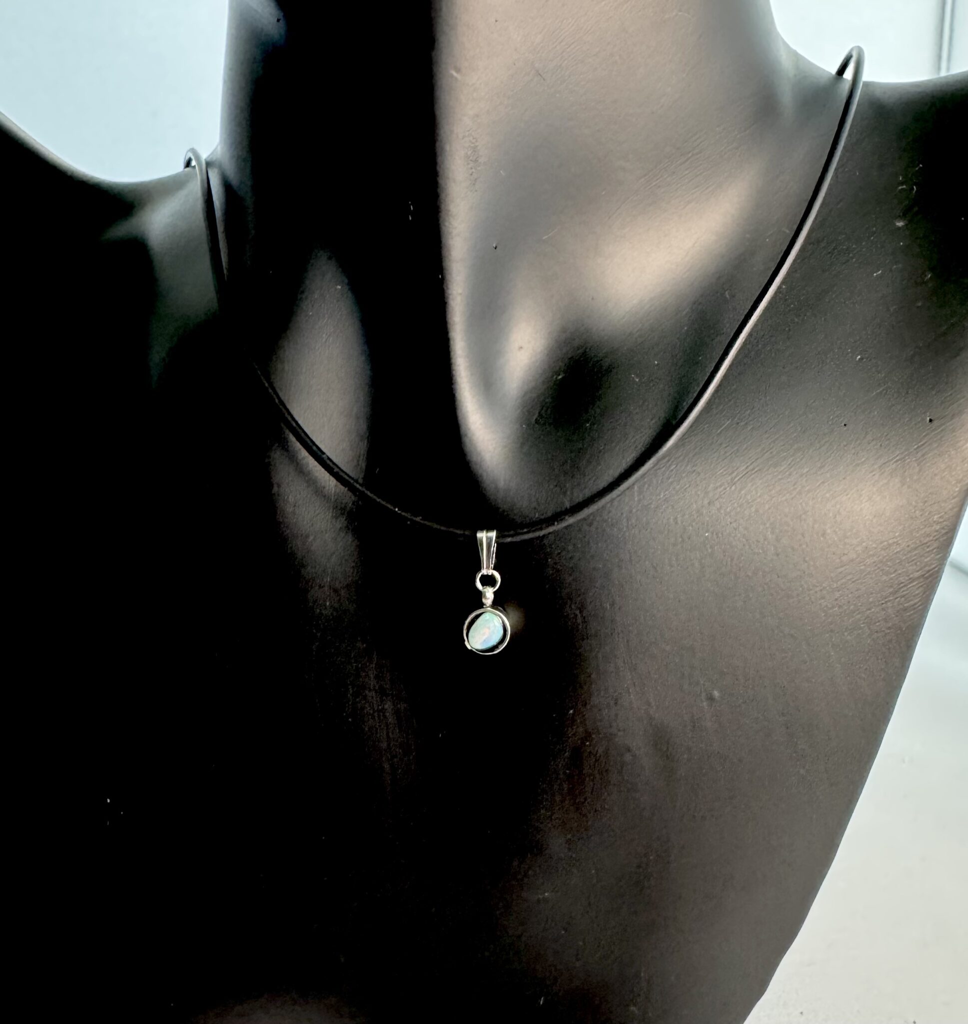 Kleiner Edelstahlanhänger mit Opal und einem schwarzen Kautschukband Edelstahlverschluss *2