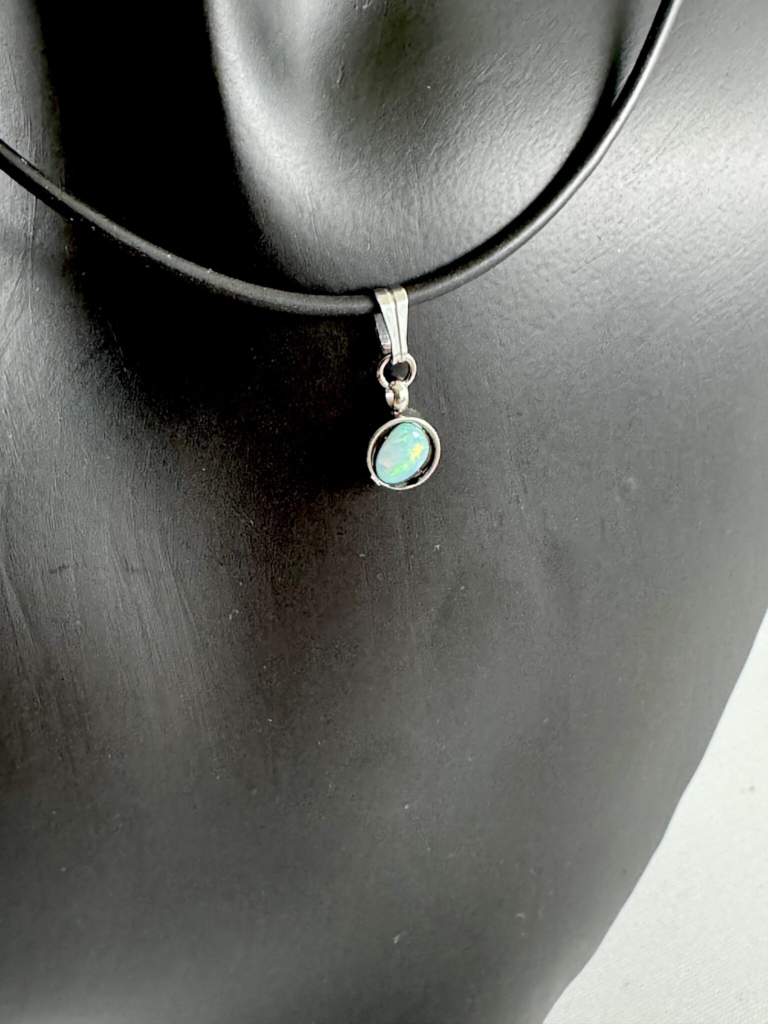 Kleiner Edelstahlanhänger mit Opal und einem schwarzen Kautschukband Edelstahlverschluss *2