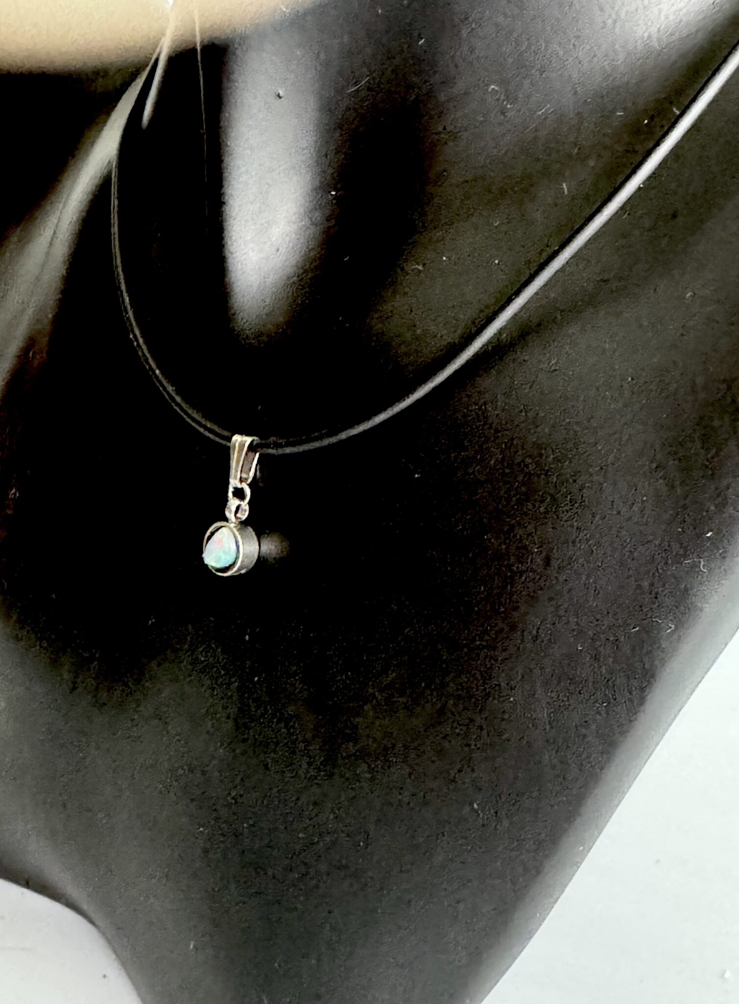 Kleiner Edelstahlanhänger mit Opal und einem schwarzen Kautschukband Edelstahlverschluss *2