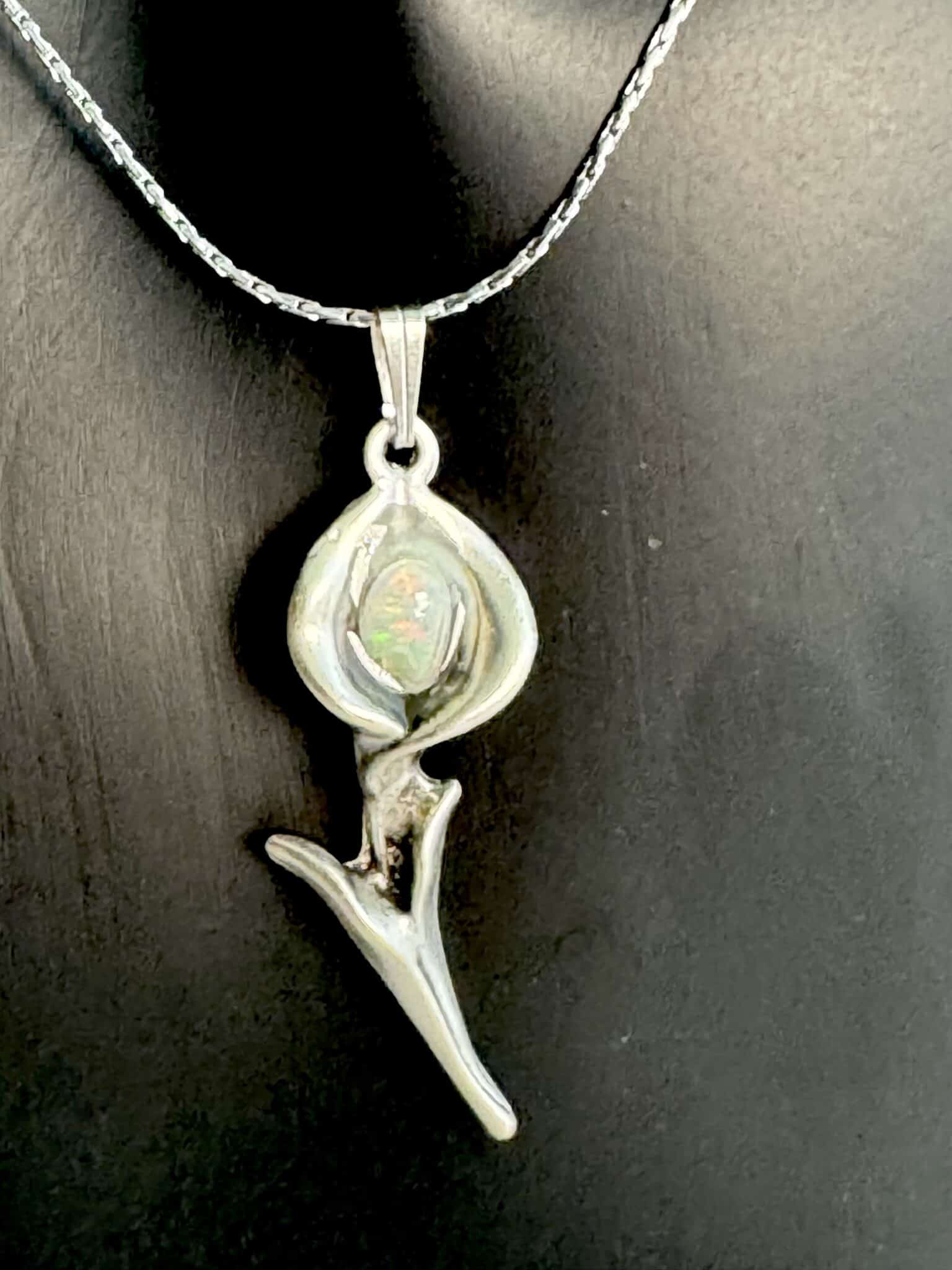 Schöner Blütenanhänger mit Opal in Epoxit und Edelstahlkette-Antik versilbertes Messing Blüte 1