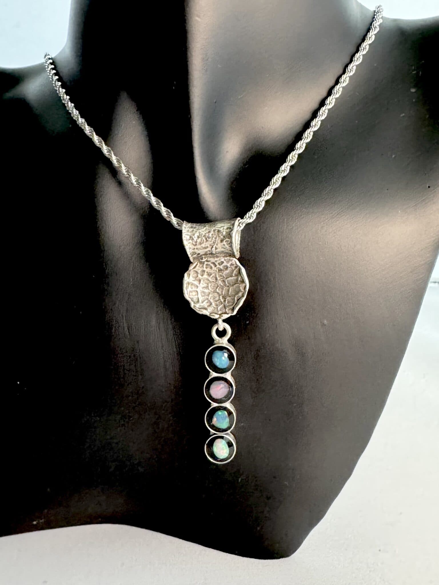 Antik versilberter Messing Kettenanhänger mit 4 Opalen in Epoxitharz Steg *1