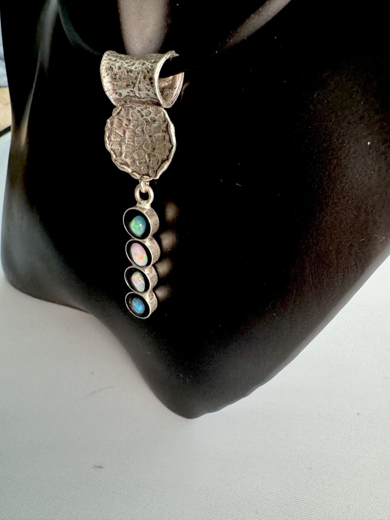 Antik versilberter Messing Kettenanhänger mit 4 Opalen in Epoxitharz Steg *2