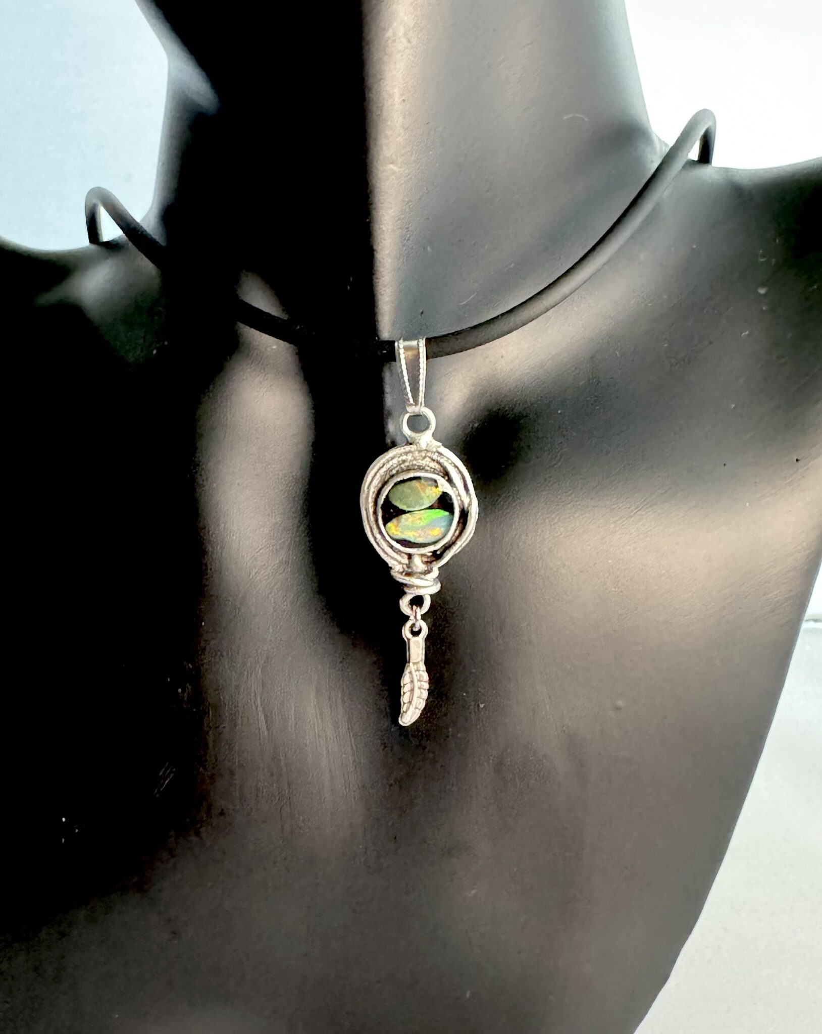 Antik versilberter Messing Kettenanhänger mit Opal in Epoxitharz kleine Feder