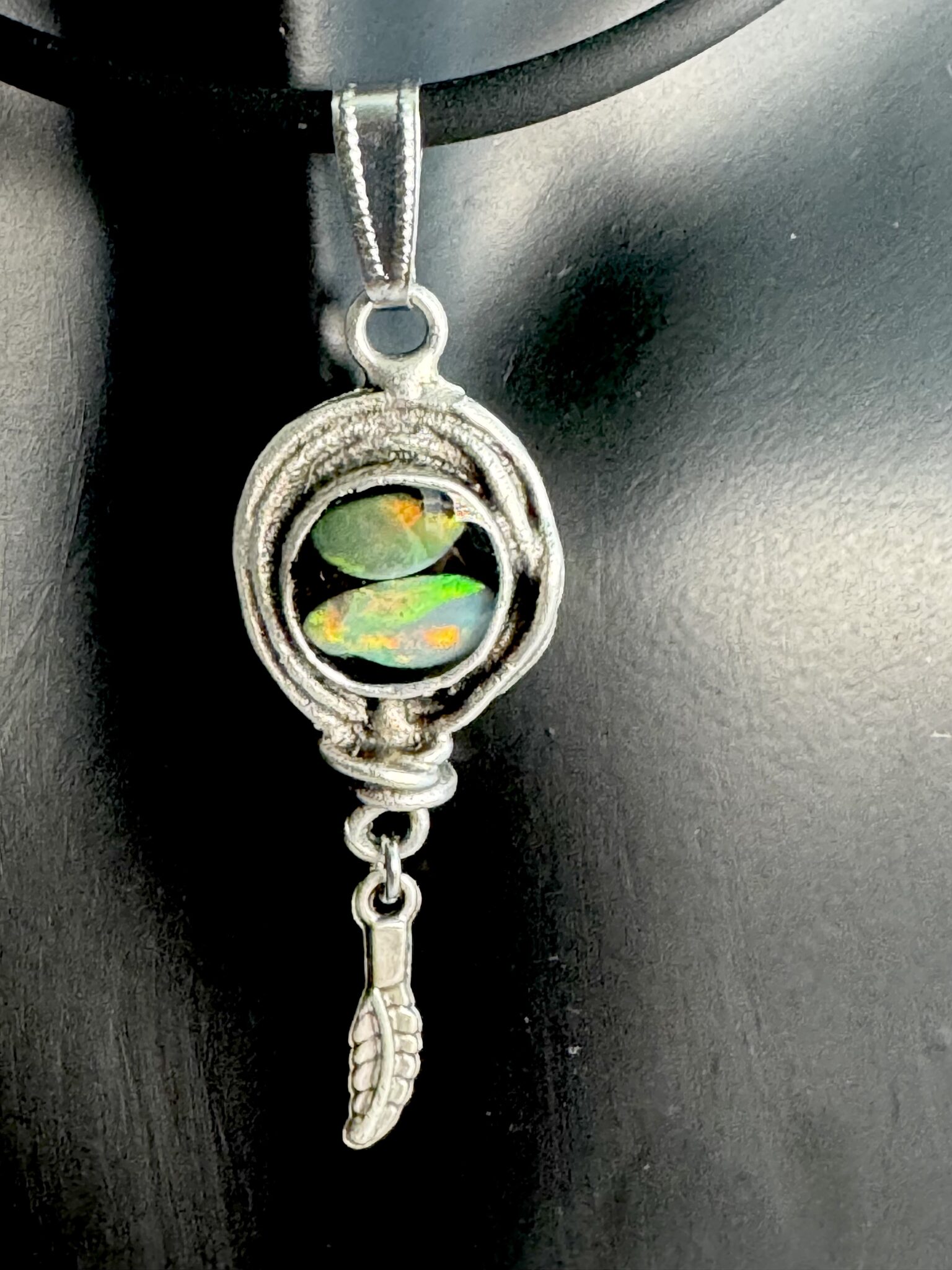 Antik versilberter Messing Kettenanhänger mit Opal in Epoxitharz kleine Feder