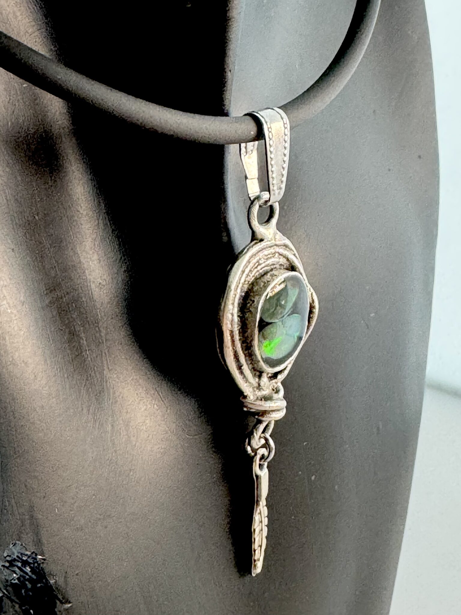 Antik versilberter Messing Kettenanhänger mit Opal in Epoxitharz kleine Feder