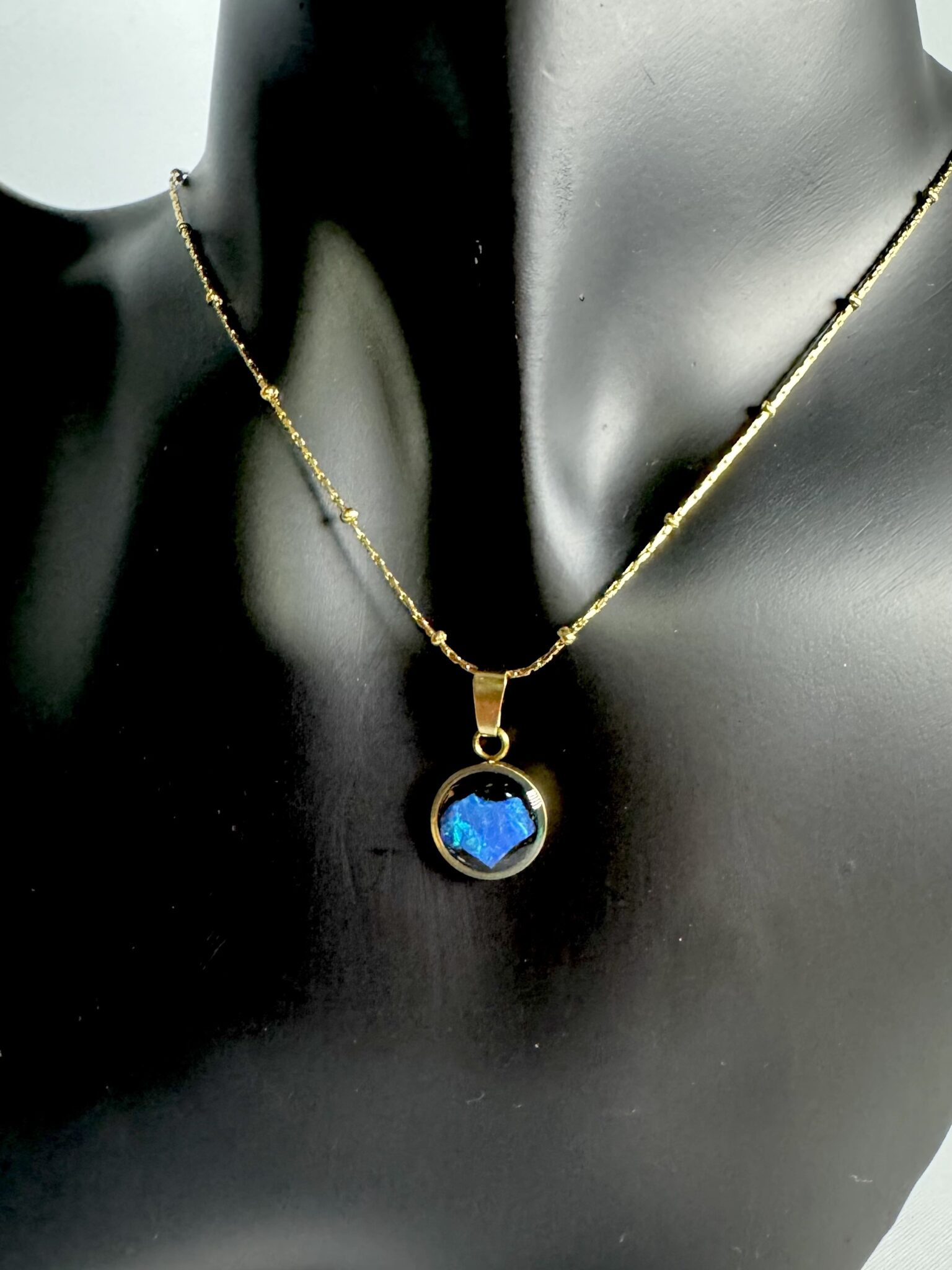 Vergoldeter Kettenanhänger mit funkendem Opal in Epoxit mit einer vergoldeten Halskette. *10