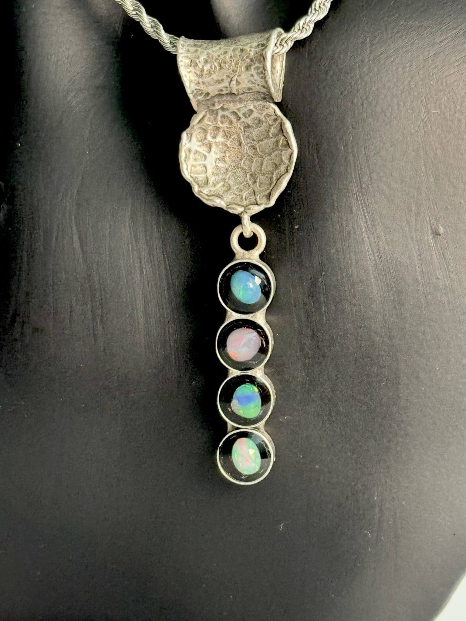 Antik versilberter Messing Kettenanhänger mit 4 Opalen in Epoxitharz Steg *1